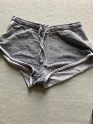 Gråa Lågmidjade shorts - Säljer dessa gråa Lågmidjade shortsen från h&m som blivit för små,inga defekter och pris kan diskuteras 