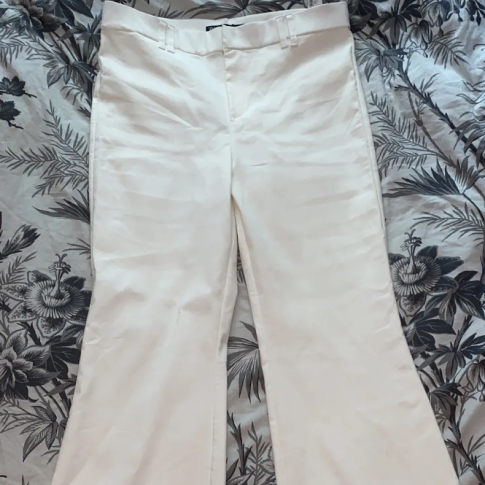 Ett par jätte snygga vita byxor från Zara❣️ MEN Byxorna har en mörk fläck som syns lite grann på baksidan av låret!. Jeans & Byxor.