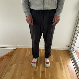 Linnebyxor Hm - Säljer linnebyxor från Hm som är lite för små för mig. Riktigt sköna dock till sommaren, vardags eller vilket tillfälle som helst!