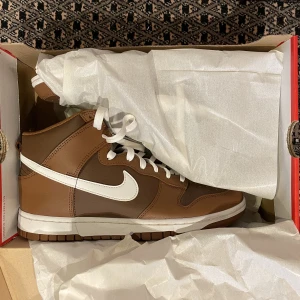 Nike Dunk Hi Retro - Nike dunk Kvitto tillkommer  Använda sparsamt ca 5 gånger. Skorna är i perfekt condition inte en skråma någonstans. 