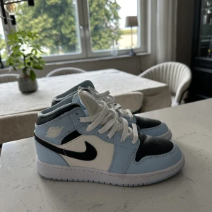 JORDAN MID - Så snygga jordans som tyvärr inte kommer till användning! Köpta för 3.000kr på soldout. Storlek 37,5! Använt cirka 4-5 gånger bara 🩷