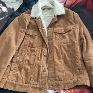 Sherpa Jacka i manchester från Hm - Sherpa jacka i manchester från hm, använt många gånger men växt ut den