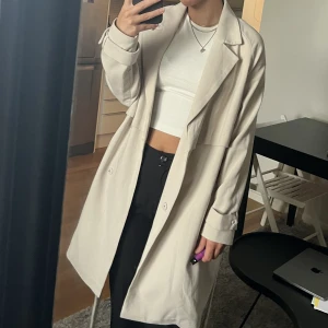 Trenchcoat - Superfin och lite varmare - perfekt för hösten! 