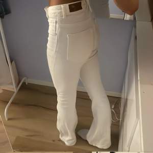 Jättesköna jeans från bikbok! Storlek S, perfekt längd på mig som är 165 cm. 🤍🤍