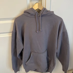 Bikbok hoddie  - Hoddien är från bikbok och finns inte kvar på hemsidan, hoddien är lite nopprig där av det billiga priset