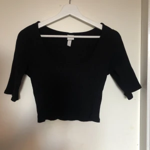 Basic tröja - Säljer denna basic ribbade t-shirt från H&M i storlek M. Den är u- ringad och har en lite längre t-shirt ärm, superfin men jag får tyvärr inte användning av den längre💞💞