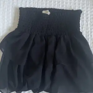 Intressekoll på min Chelsea kjol i storlek XS men är väldigt stretchig så passar nog S & M. Super bra skick! Köpt på zalando för 450kr. Men nu tror jag den ej säljs i svart längre på zalando. Tveka ej att kontakta för fler bilder eller prisförslag!❤️