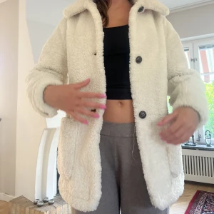 Fluffig jacka  - Så mysig jacka som passar bra när det blir lite kallare! 😇köpt för några år sedan och därför har jag bytt ut jackan mot andra vinterjackor! Den är verkligen super varm