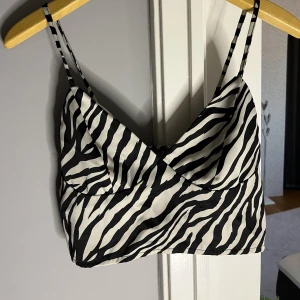 Top - Storlek:M men mer som en S Från:newyorker  Skick:bra skick! Aldrig använt Använt men i bra skick! 🧸 Postar med PostNord och tar bara emot Swish! Skriv för mer info🩷