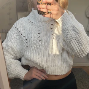 Vit stickad tröja  - Vit stickad tröja från Gina Tricot 🤍