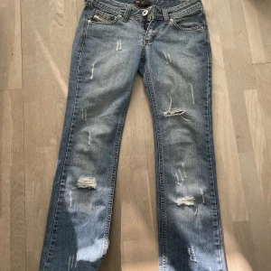 Lågmidjade jeans - Supercoola  lågmidjade jeans ifrån diesel. Tyvärr för små och för korta för mig:(   Innerbenslängd:73 cm Midjemått: 74 cm Hör av dig vid fler frågor!💗