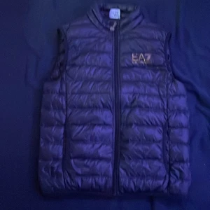 Ea7 väst  - Storlek m bra skick köpt förra sommaren använd cirka 10 gånger den var för liten för mig sen den har inte används sedan förra sommaren nypris 1600kr mitt pris 1000kr priset kan diskuteras vid intresse 
