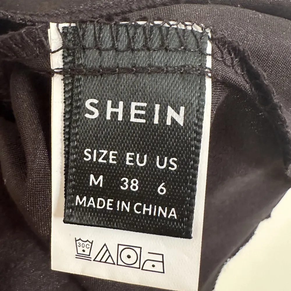 Ett svart linne från shein. Helt oanvänd endast testad. Toppar.