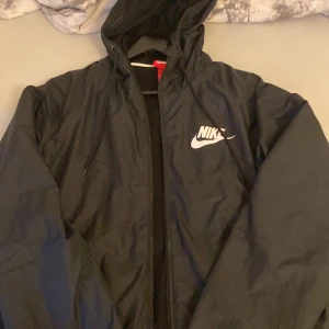 Nike kofta - Nike jacka från herr delning , storlek M. Aldrig använt. Sitter oversized