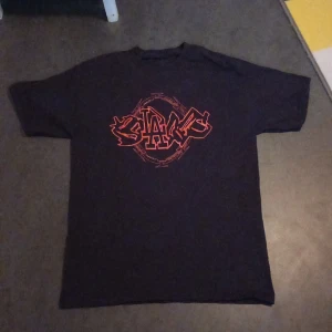BLADEE RAZORWIRE T-SHIRT - Klassisk bladee t-shirt släppt 2021 i storlek M. Har knappt haft på mig, tröjan är i perfekt skick. Om d behövs mer bilder ba skriv 