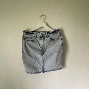 Jeanskjol - Jeanskjol från HM i storlek 42