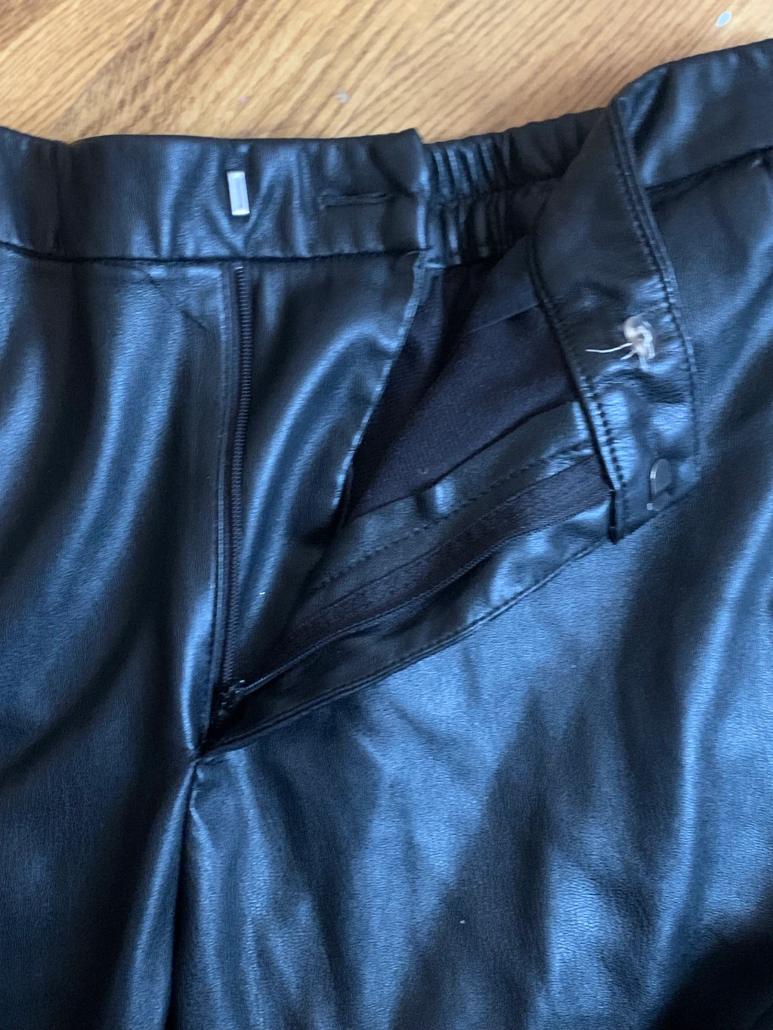 Svarta skin byxor  - 90