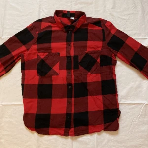 Flanellskjorta  - Rödsvart rutig långärmad skjorta, köparen står för frakten och priset går att förhandla