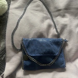 stella mccartney liknande väska - en så fin blå väska som jag inte använder längre super skick också!!!