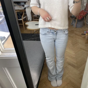 Jeans lågmidjade - Lågmidjade jeans. Vet ej märket och skulle uppskatta storleken som 34/36. Längdmässigt sitter de perfekt på mig som är 163. De har mindre synliga fläckar på baksidan av benet, se sista bilden för de som syns mest. 💓 BUD PÅ 400