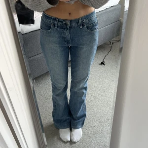 Jeans - Skitcoola jeans med broderi, köpta second hand men aldrig använda 🫶🏻