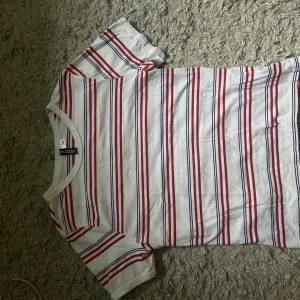 Randig T-shirt  - Randig T-shirt från Hm sitter som storlek S/M