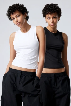 Tank top - 2 tank tops från WEEKDAY. Den vita är använd 1 gång & den svarta har jag bara testat. Båda är väldigt sköna och tunt polyester material.  Storlek M men passar S också.  Går att sälja för sig. Svart: 160 SEK Vit: 140 SEK  Båda:280