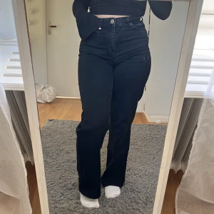 Svarta jeans, Madlady - Vida svarta jeans från Madlady. Byxorna sitter superbra och är perfekt i benlängden på mig som är 155cm 🌸