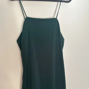 Klänning BikBok - Grön lårkort klänning. Använd max 5gånger. Så i nyskick