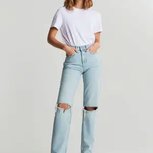 90’s straight jeans från Gina, köpta för 500/600kr! Passar mig perfekt som är 170🩵 Men för stora i låren därav säljer jag dem. Sitter någon cm under naveln 