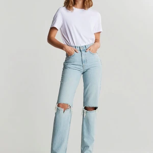 Jeans från gina - 90’s straight jeans från Gina, köpta för 500/600kr! Passar mig perfekt som är 170🩵 Men för stora i låren därav säljer jag dem. Sitter någon cm under naveln 