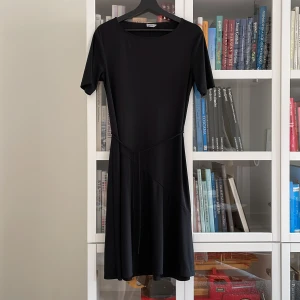 Filippa K klänning - Viskos - skrynkelfri, vackert fall Svart  Med eller utan skärp
