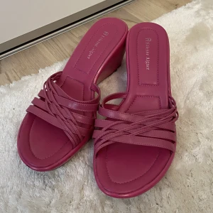 Rosa klackar - Rosa, kilklack skor. Fina på sommaren eller kanske till någon halloween outfit? Endast använda 1 gång, sköna att gå i 💓