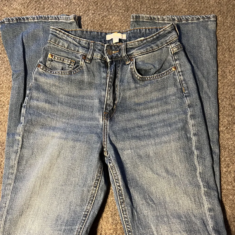 Så fina blå jeans från HM, i stolek 36 (har dock krympt lite i tvätten). Jeansens skick är hyfsat bra och är andvända ett fåtal gånger. Jeansen finns även inte längre att köpa på HM. 😍❤️ Original pris = 349kr Numera = 149kr . Jeans & Byxor.