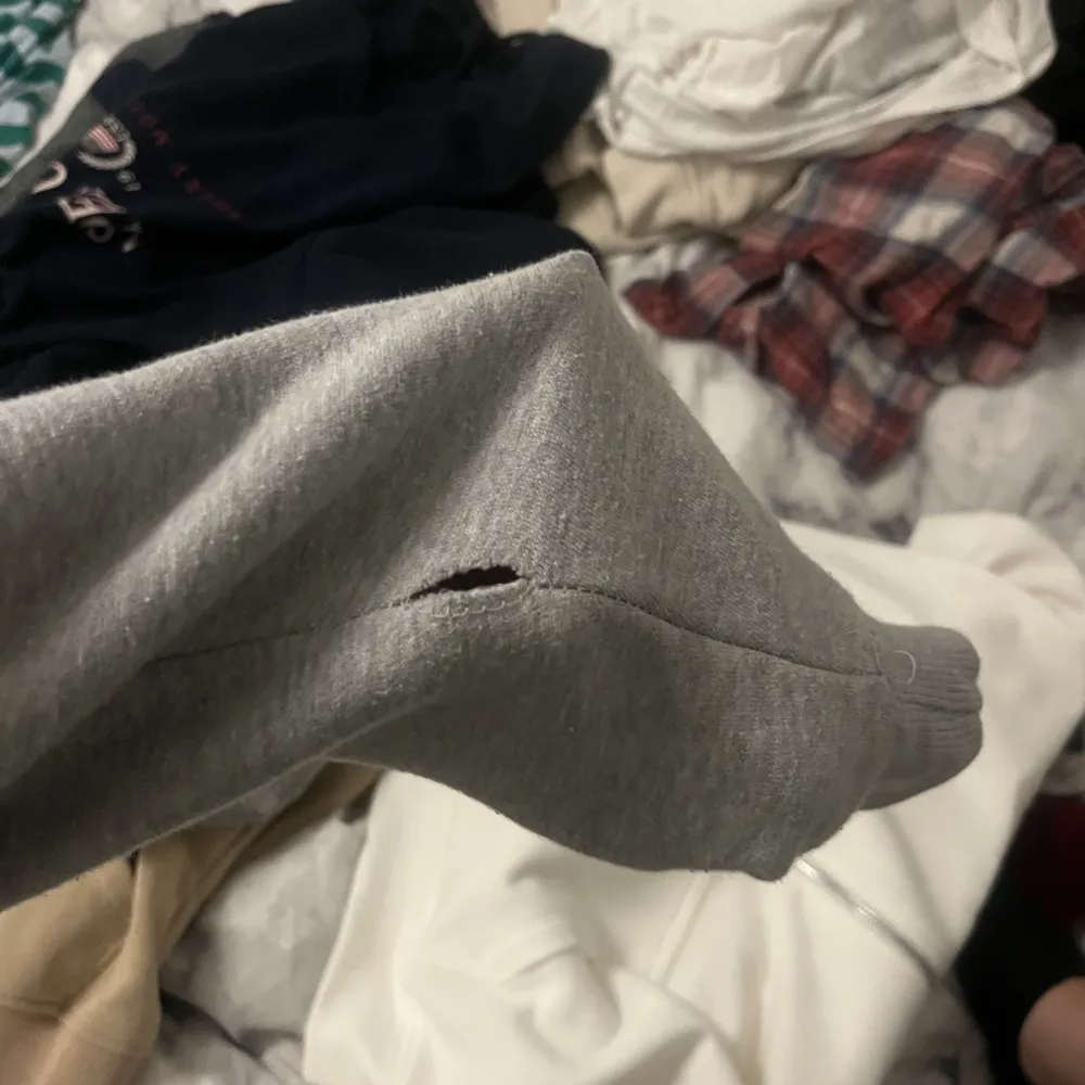 grå hoodie från new look, knappt använd men finns en defekt på vänster arm. Detta något som dock inte syns när man har på dig den eftersom det ’viks’ in vid sömmen, men därav priset 💕💕💕. Hoodies.