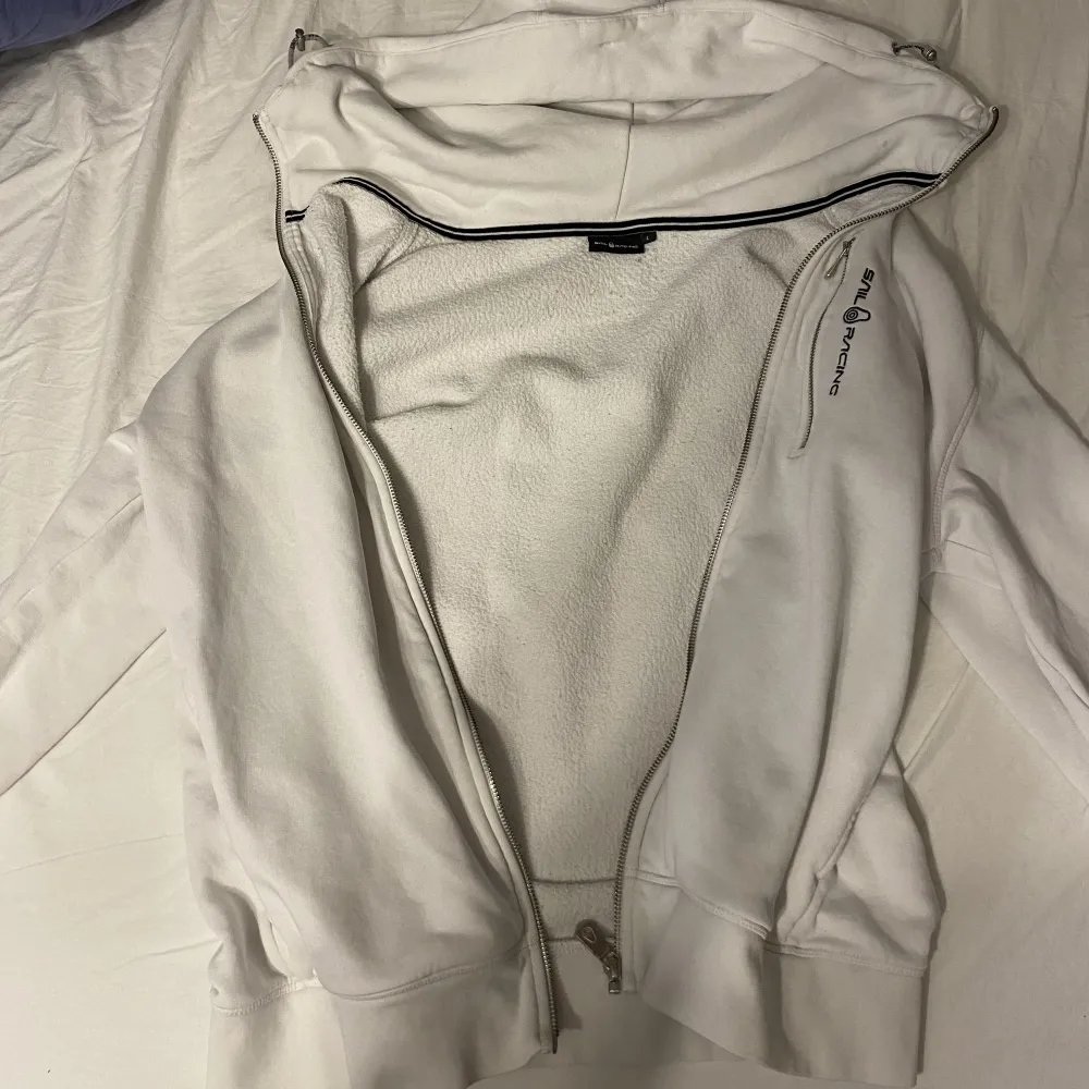 Säljer min vita sail racing hoodie för den kommer inte till användning alls, inga fläckar elelr slitningar tröjan är i bra skick . Hoodies.