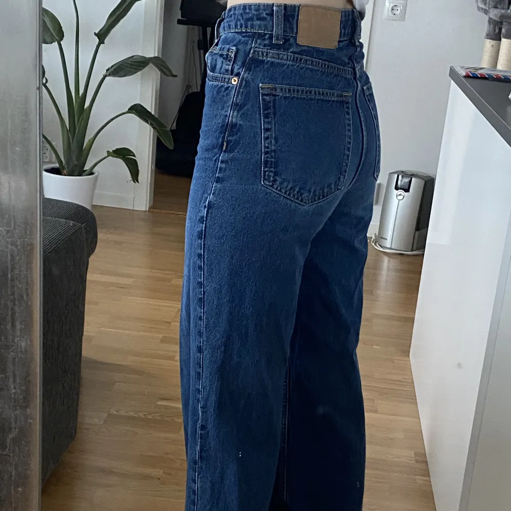 Mörkblåa jeans från h&m divided. De har lite tecken på användning och därefter priset. Jeansen stryks, tvättas, noppras och rullas med klädvårdsrulle innan leverans.💞💗. Jeans & Byxor.