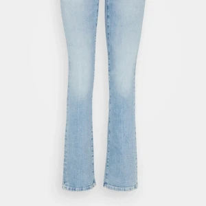 Peppe jeans  - Säljer mina bootcut Peppe Jens då dem inte längre kommer du till användning, använt få tal gånger och där med är jeansen i väldigt bra sick!🤗 Ny pris 1000💕Bilden på jeansen från zalandos hämsida är något ljusa, mina är lite mörkare,Köparen står för frakt❣️