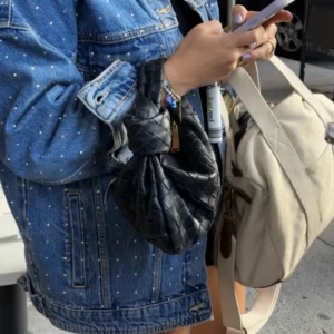 Bottega liknande - Säljer dennna så snygga bottega liknande väskan. Använd fåtal gånger alltså i nyskick. Finns inga skador osv! Spårbar frakt 60kr🚚