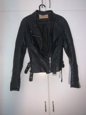 Skinnjacka  - Bra skick pris kan diskuteras