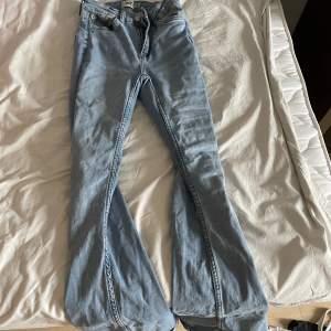 Flared Jeans från lager 157 jätte fint skick på dem inte använda mycket. Sitter väldigt skönt 