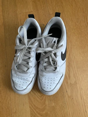 Nike skor  - vita Nike skor med svart logga. Välanvända men har haft dem i ca 6  och ej använt under den tiden. Läs min bio ifall du är intresserad. 