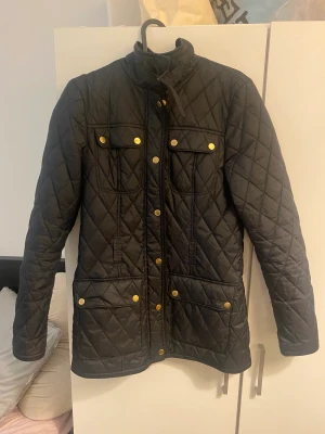 Svart jacka - Jackan är svart utan luva med guldknappar. Pris kan diskuteras! Skriv om ni har några frågor eller funderingar💗