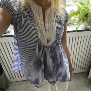 Blus Custommade - Söt blus från custommade. Använd men bra skick, inga defekter!