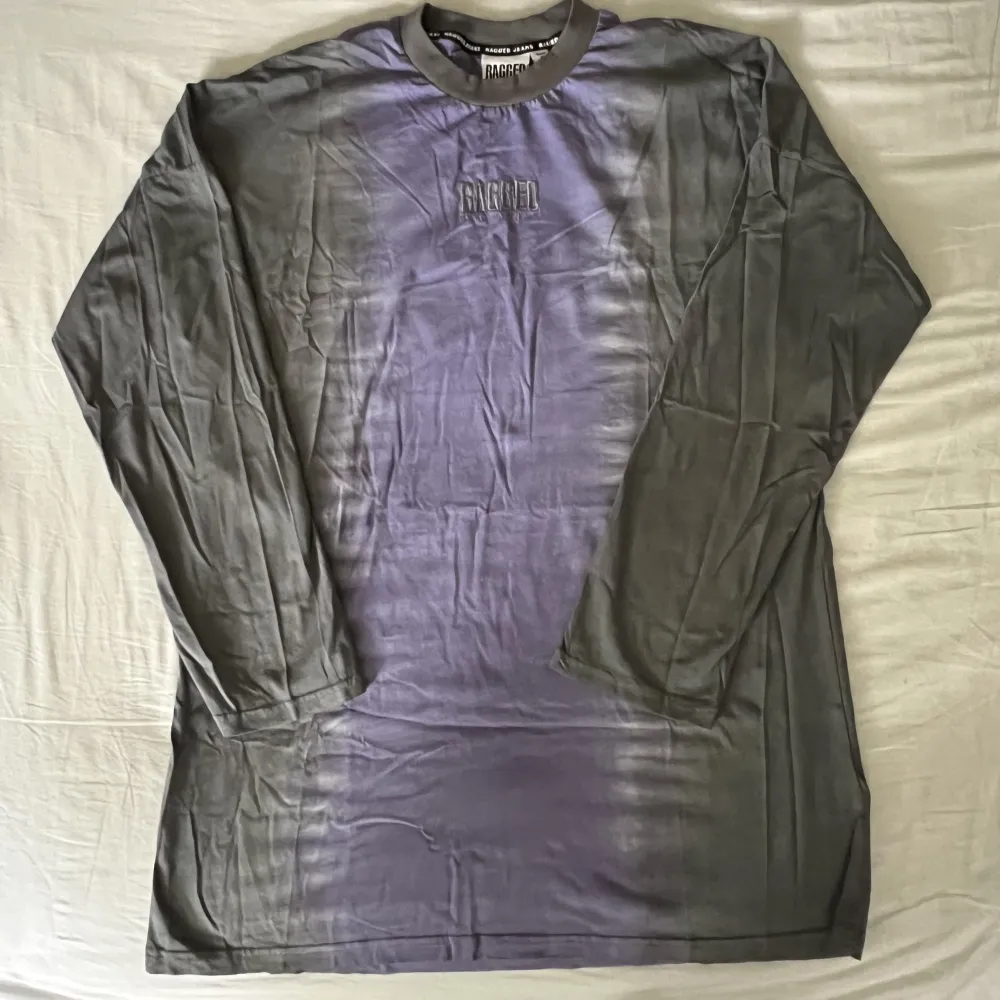 Långärmad T-shirt klänning från The ragged priest. Aldrig använd, nyskick med lapparna kvar. Storlek L🫶💕. T-shirts.