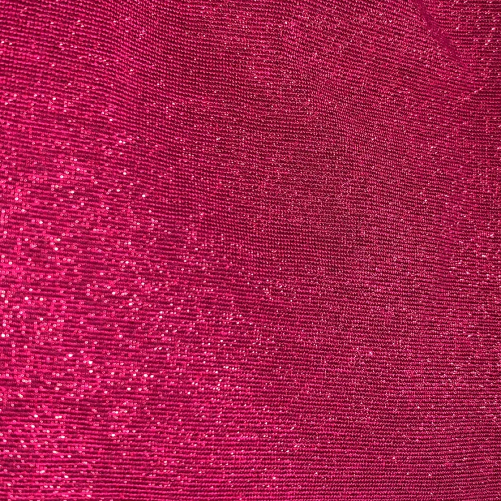 Söt rosa/röd glittrig topp från h&m💗 . Toppar.