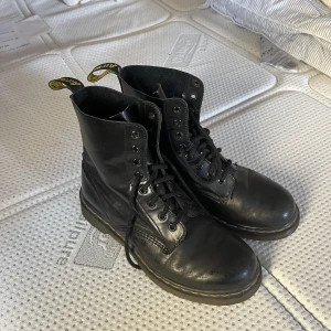 Dr martens  - Säljer mina kära dr martens, då de inte används längre. Skönaste skorna jag äger, väl ingångna men inte så slitna ( se sista bilden) <3