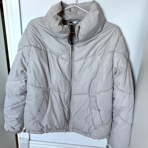 Vinter jacka  - Vinterjacka köpt på H&M i london 🤍 blandning mellan vit och grå färg  🤍aldrig använd
