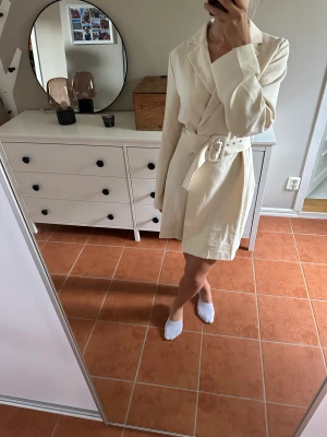 Kavaj klänning  - Väldigt fin klänning/blazer från NA-KD. Har tyvärr aldrig blivit att jag använt och därav säljer jag den. Prislapp sitter kvar. 