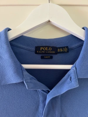 Ralph Lauren piké  - Säljer denna klassiska piké från Ralph Lauren i stlk 18-20 vilket ungefär är stlk S. 